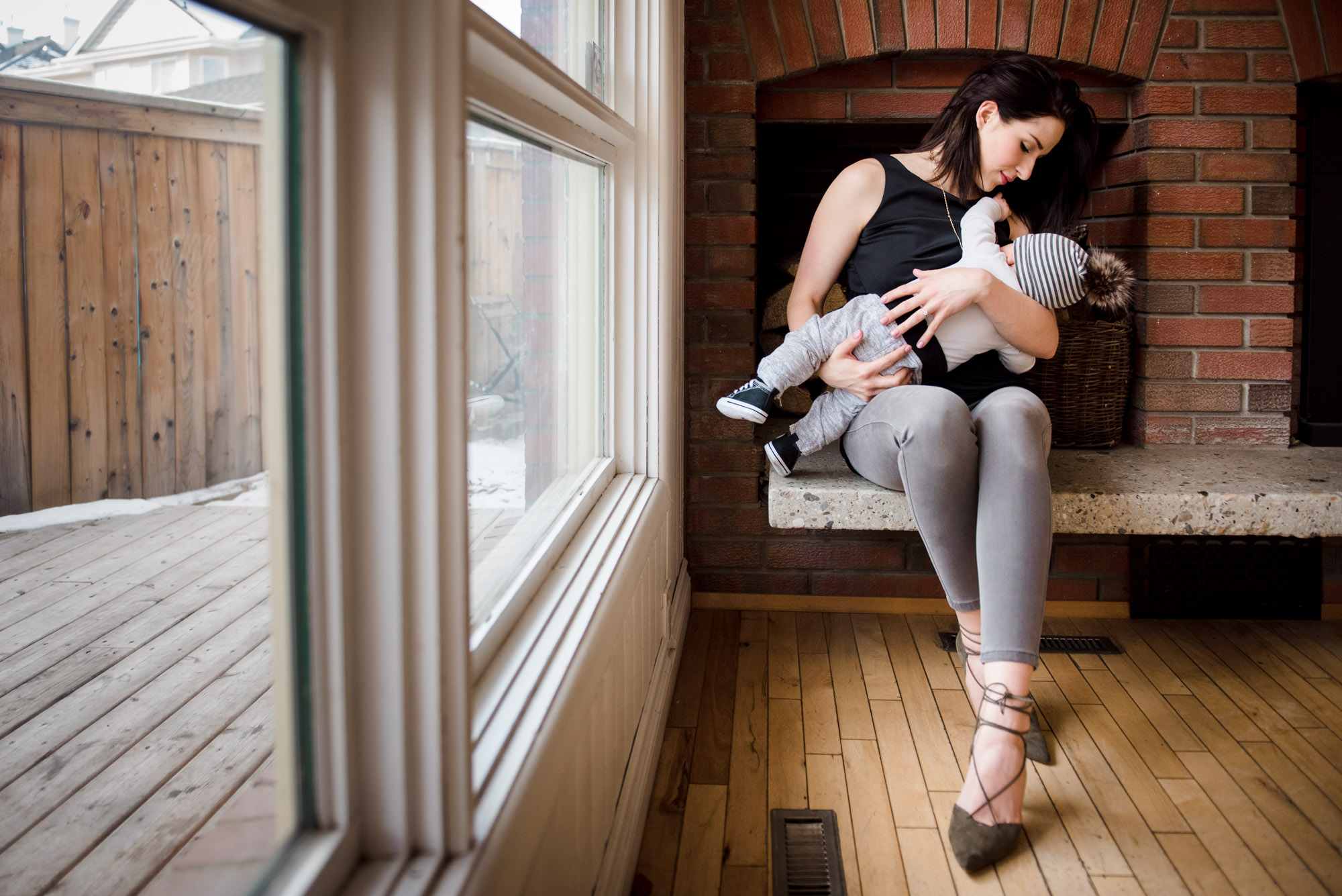 A woman breastfeeds her child in an Edmonton coffee shop. Maternity & breastfeeding clothing Edmonton