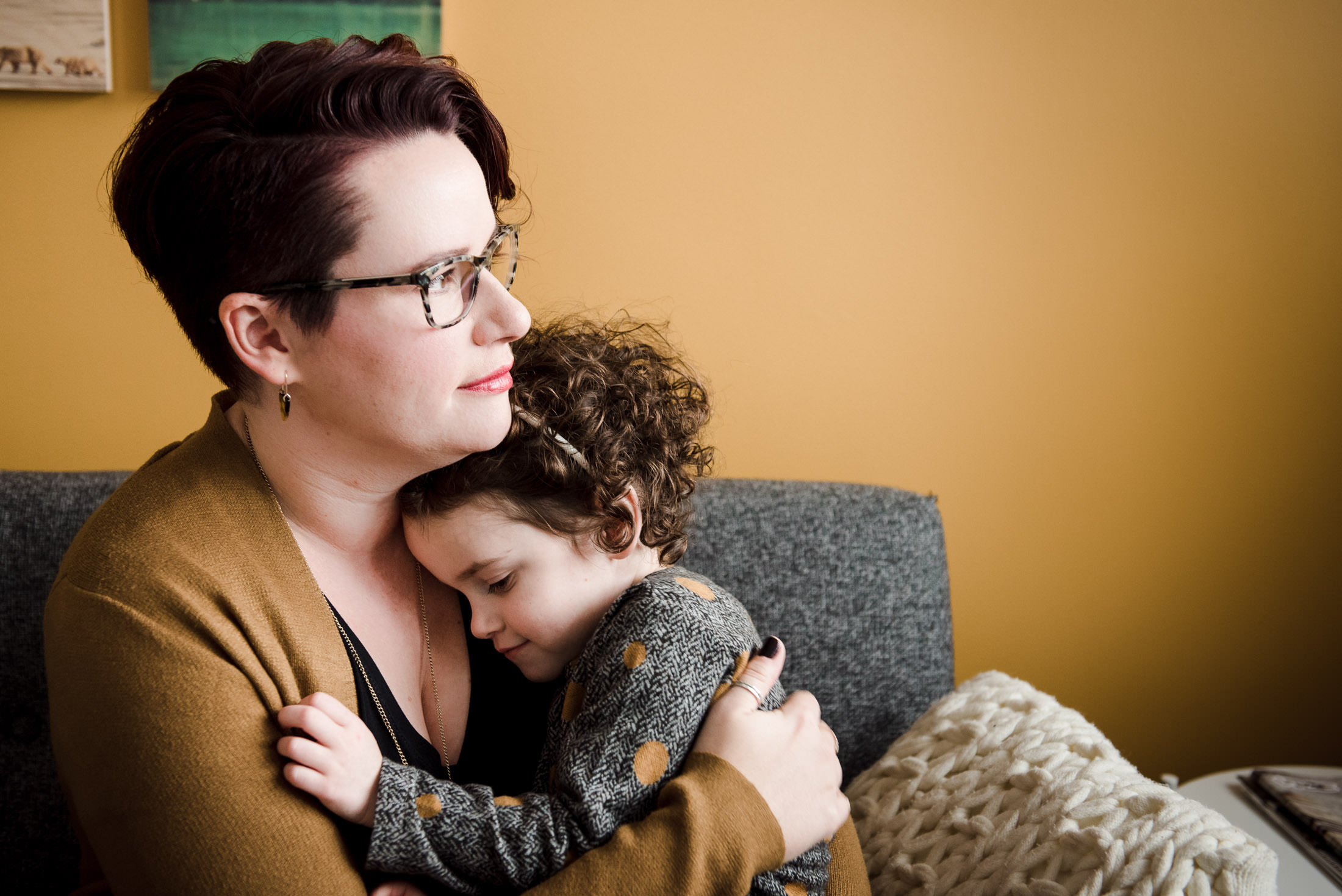 A mom hugs her daugther.