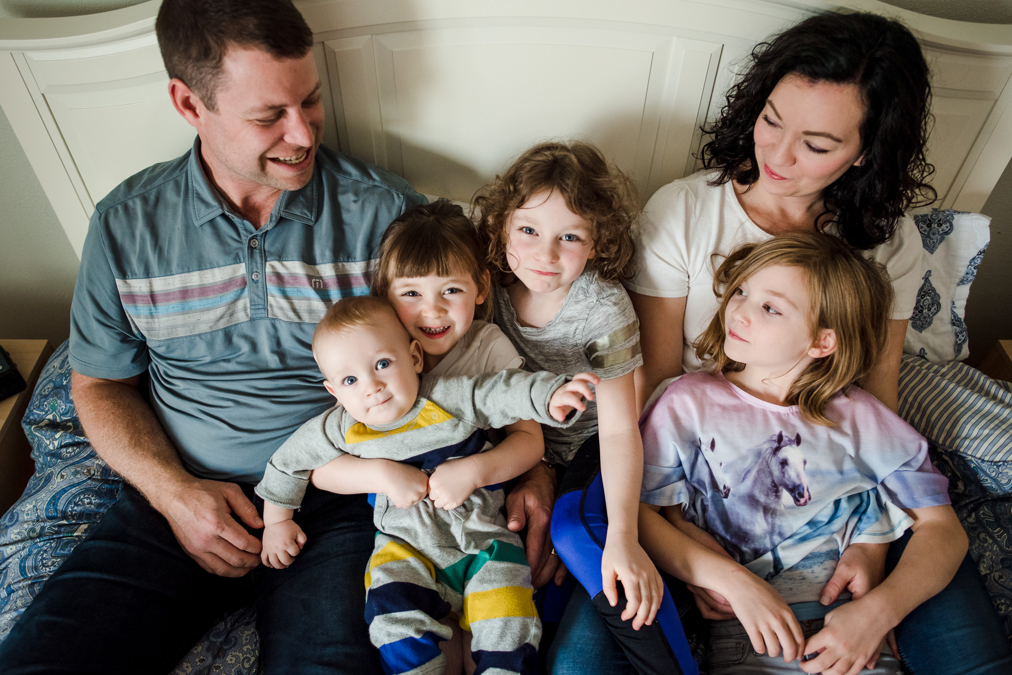 A family gathers together for a portrait during a lifestyle family photo session in their Edmonton home. 